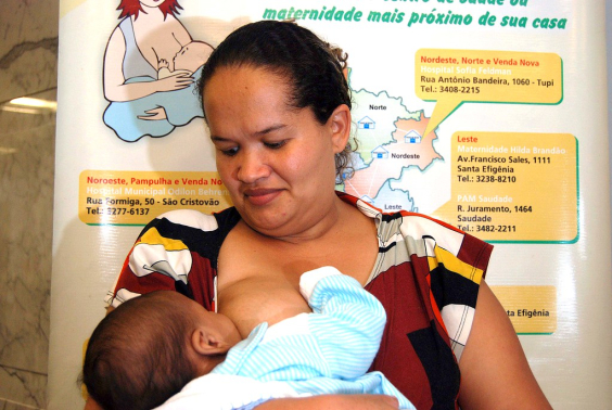 mulher amamentando bebê