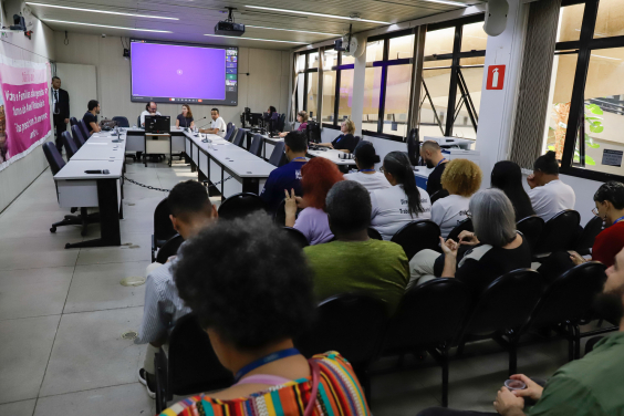 Participantes e vereadores reunidos durante audiência pública