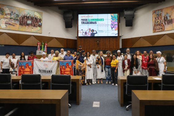 Participantes do seminário no Plenário Amintas de Barros