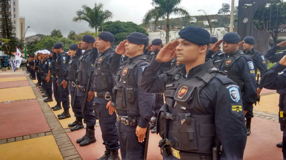 agentes de segurança enfileirados
