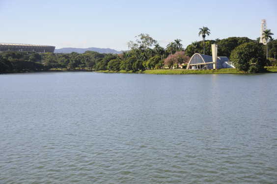 Espelho d'água da Lagoa da Pampulha com Igreja de São Francisco ao fundo