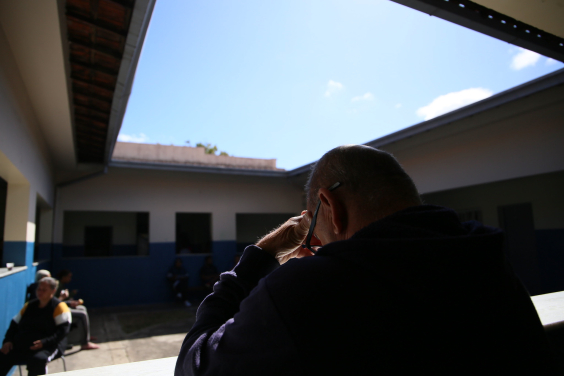 Pessoa de cabeça baixa no Centro de Referência em Saúde Mental Barreiro