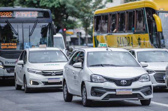 táxis em avenida de Belo Horizonte