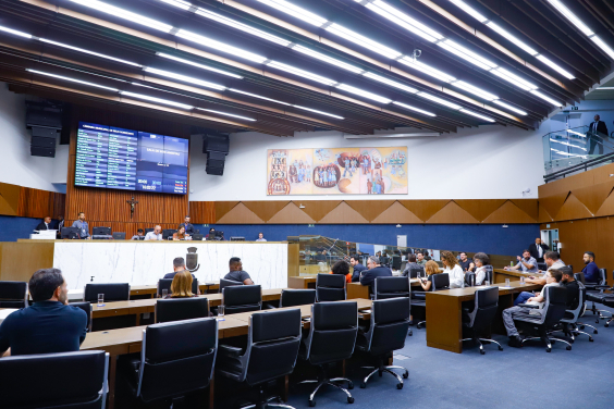 Vereadores reunidos no Plenário durante votação
