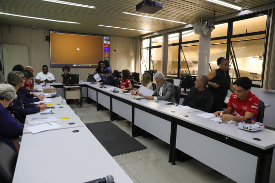 parlamentares e participantes presentes em audiência pública na câmara municipal de bh