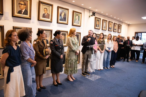 parlamentares e participantes presentes em reunião na câmara