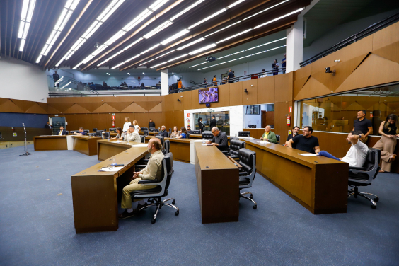 Vereadores reunidos no Plenário durante votação