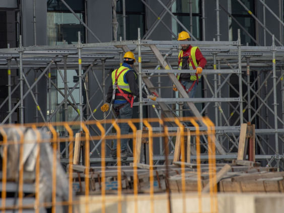 Homens trabalham em obra