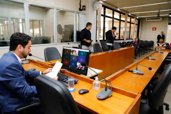 Vereador Uner Augusto, durante reunião da comissão de legislação e justiça
