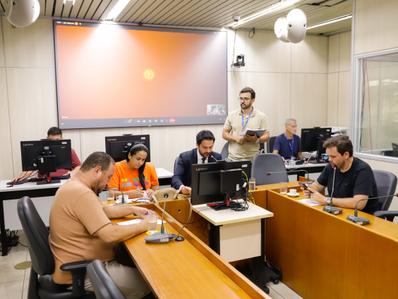 parlamentares presentes em reunião de comissão