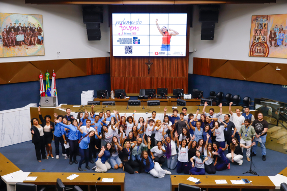 crianças e adolescentes no plenário da câmara