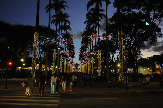 Praça da Liberdade com iluminação natalina