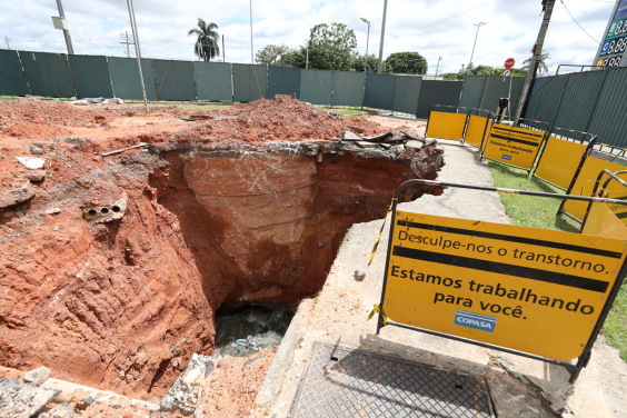 obra da copasa em via pública