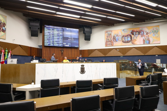 Plenário da Câmara Municipal de BH. Diego Sanches fala ao microfone