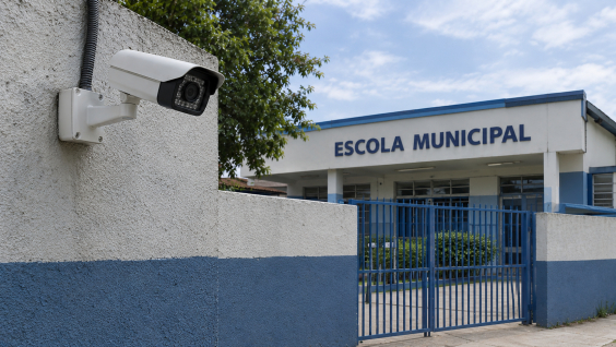 Câmera de segurança em muro de escola municipal