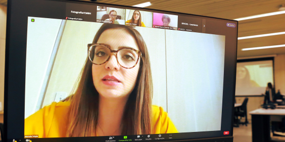 Três vereadoras participam de reunião virtual na tela de um computador. 