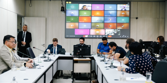 Vereadores e especialistas no Plenário Helvécio Arantes