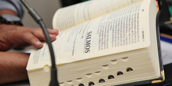 Bíblia aberta no livro de Salmos