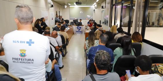 Vereadores e convidados no Plenário Camil Caram