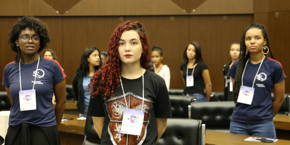 jovens de belo horizonte em evento no plenário da câmara municipal