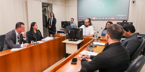 visão do plenário reunindo parlamentares e demais participantes da audiência pública