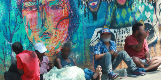 pessoas fazem uso de drogas ilícitas em via pública de centro urbano
