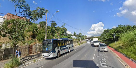 trecho da avenida Tancredo Neves, com ônibus e carros trafegando