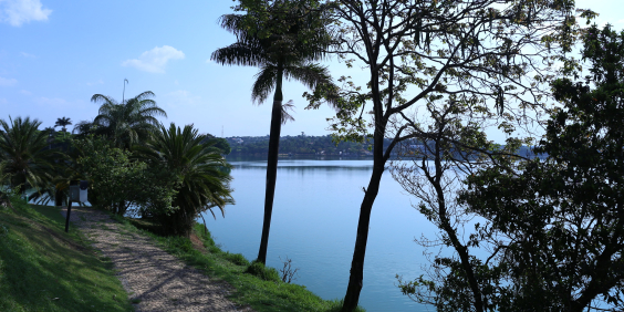 vista de parte da orla da Lagoa da Pampulha