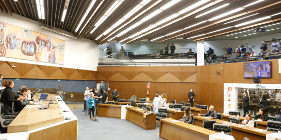 parlamentares presentes na reunião plenária da câmara de bh