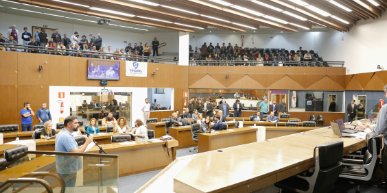 Plenário da Câmara Municipal de BH com vereadores