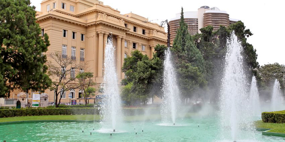 fachada do Centro Cultural Banco do Brasil, tendo a fonte da praça da liberdade à frente