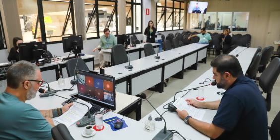 parlamentares presentes em reunião de comissão na câmara de bh