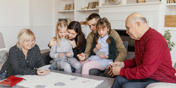 Idosos reunidos com adultos e crianças em sala