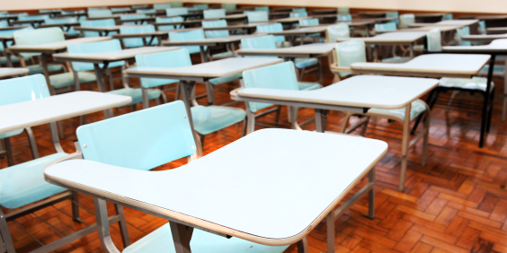 Sala de aula escolar com mesas e cadeiras