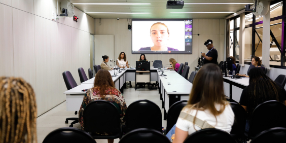 Vereadores e convidados no Plenário Helvécio Arantes