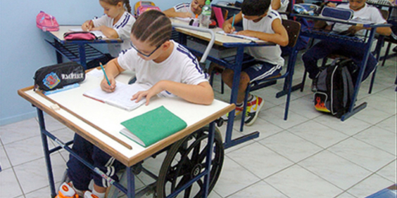 Estudante cadeirante em sala de aula