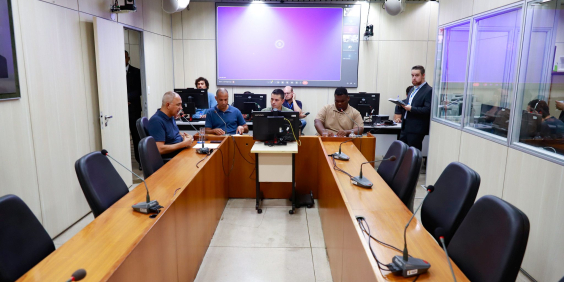 parlamentares presentes em reunião de comissão