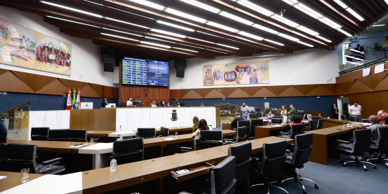 parlamentares presentes na reunião plenária da câmara de bh