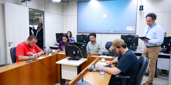 Vereadores reunidos ao redor de mesa na comissão de legislação e justiça