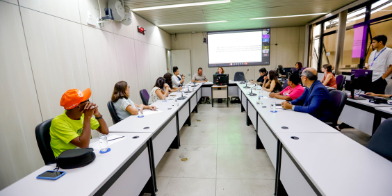 Vereadores e convidados no Plenário Helvécio Arantes