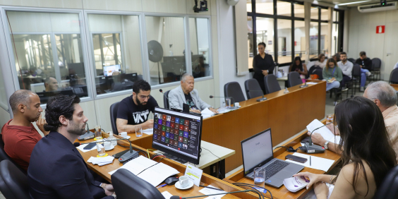 parlamentares e participantes presentes em audiência pública na câmara municipal de bh