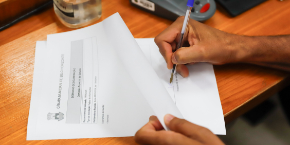 mãos assinam documento