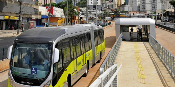 ônibus de transporte coletivo