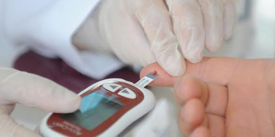 pessoa realiza aferição de glicose em equipamento portátil
