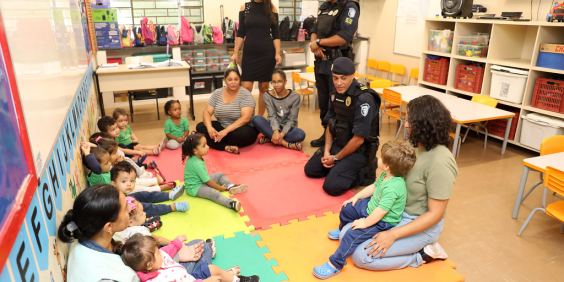 agentes da guarda municipal conversam com professores infantis em sala de aula