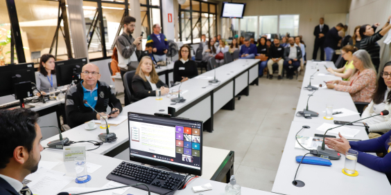 parlamentares e participantes presentes em audiência pública na câmara municipal de bh
