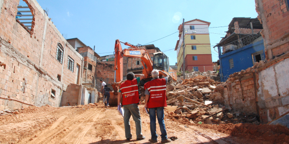 funcionários da prefeitura acompanham obras em comunidade