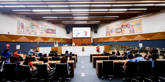 jovens presentes no plenário da câmara municipal de bh