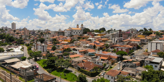 Imagem de drone mostrando os fundos da Igreja de Santa Teresa e Santa Teresinha e casas ao redor