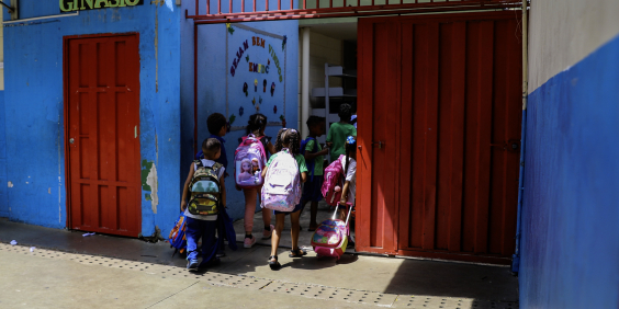 crianças entrando em escola